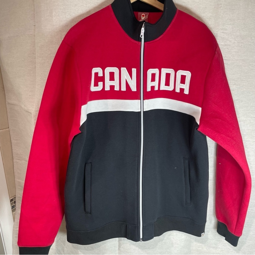 Hudson Bay Canada sweater in Red and Black